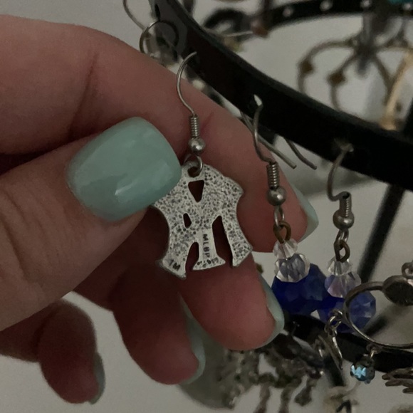 New New York Yankees Earrings - Picture 2 of 2
